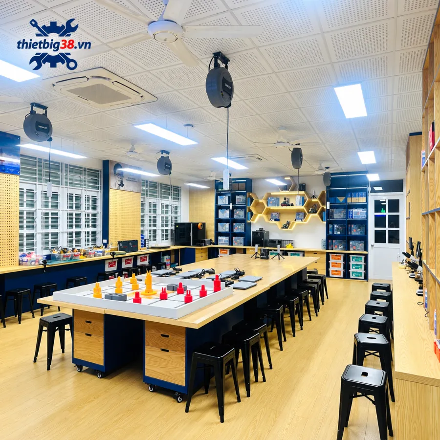 Người dùng kiểm soát cụm ổ cắm khi kéo và thu dây
