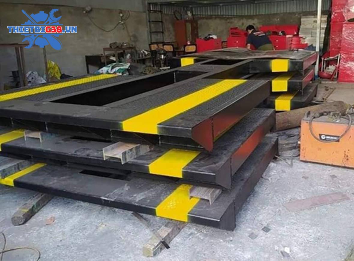 Cầu nâng 1 trụ rửa xe ô tô Ấn Độ SANKOS SK-4000 âm nền chữ I cánh bướm bản cao cấp