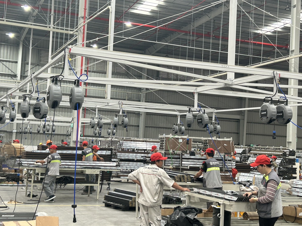Cuộn Dây Điện Tự Rút - Lựa Chọn Thông Minh Cho Nhà Xưởng Hiện Đại?