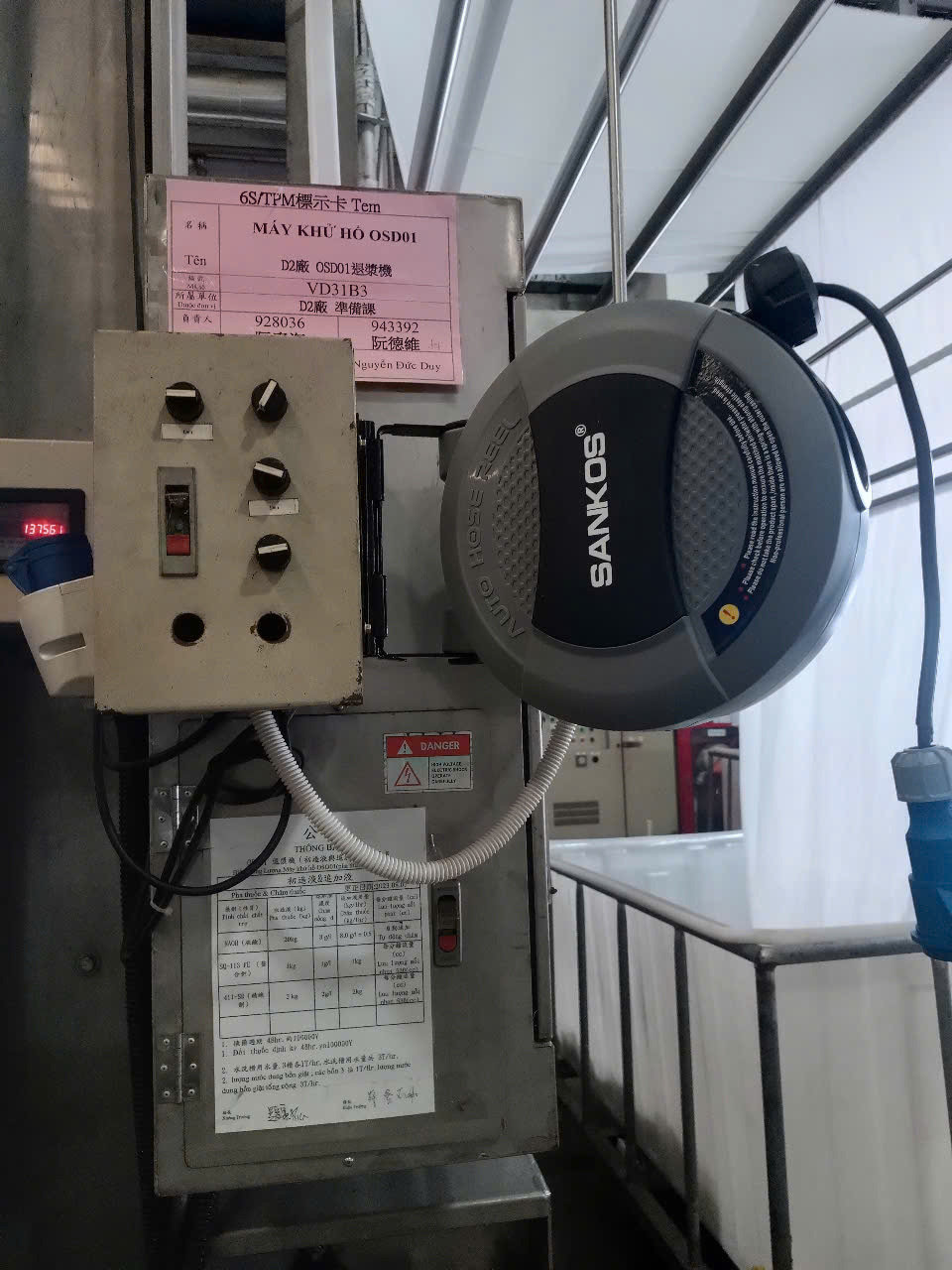 So Sánh Cuộn Dây Điện Tự Rút Và Dây Điện Thường Trong Nhà Xưởng?
