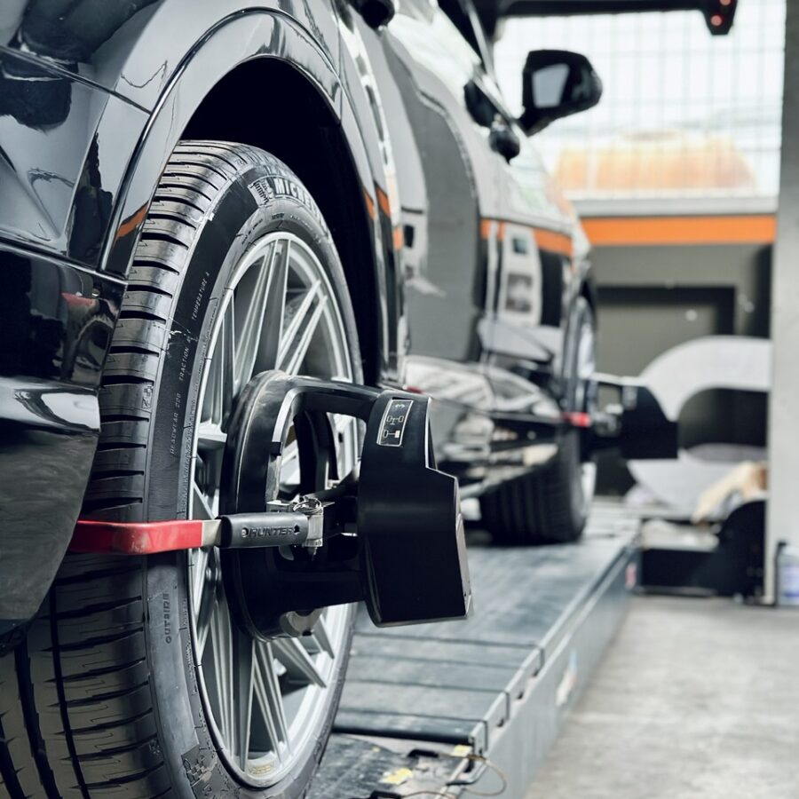 Làm Sao Để Biết Xe Của Bạn Cần Cân Chỉnh Độ Chụm Bánh Xe?
